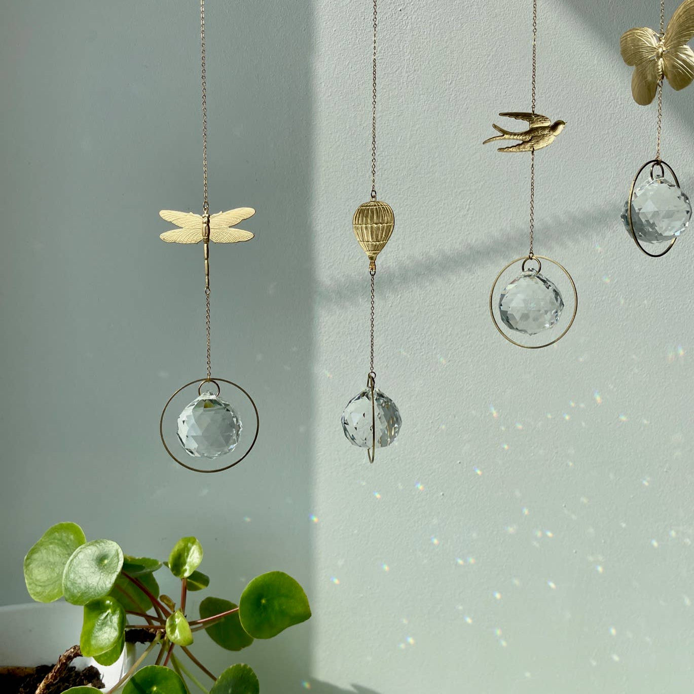 Suncatcher Libelle mit geschliffenem Kristall und Regenbogeneffekten.
