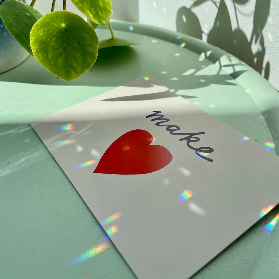 Suncatcher Libelle mit geschliffenem Kristall und Regenbogeneffekten.