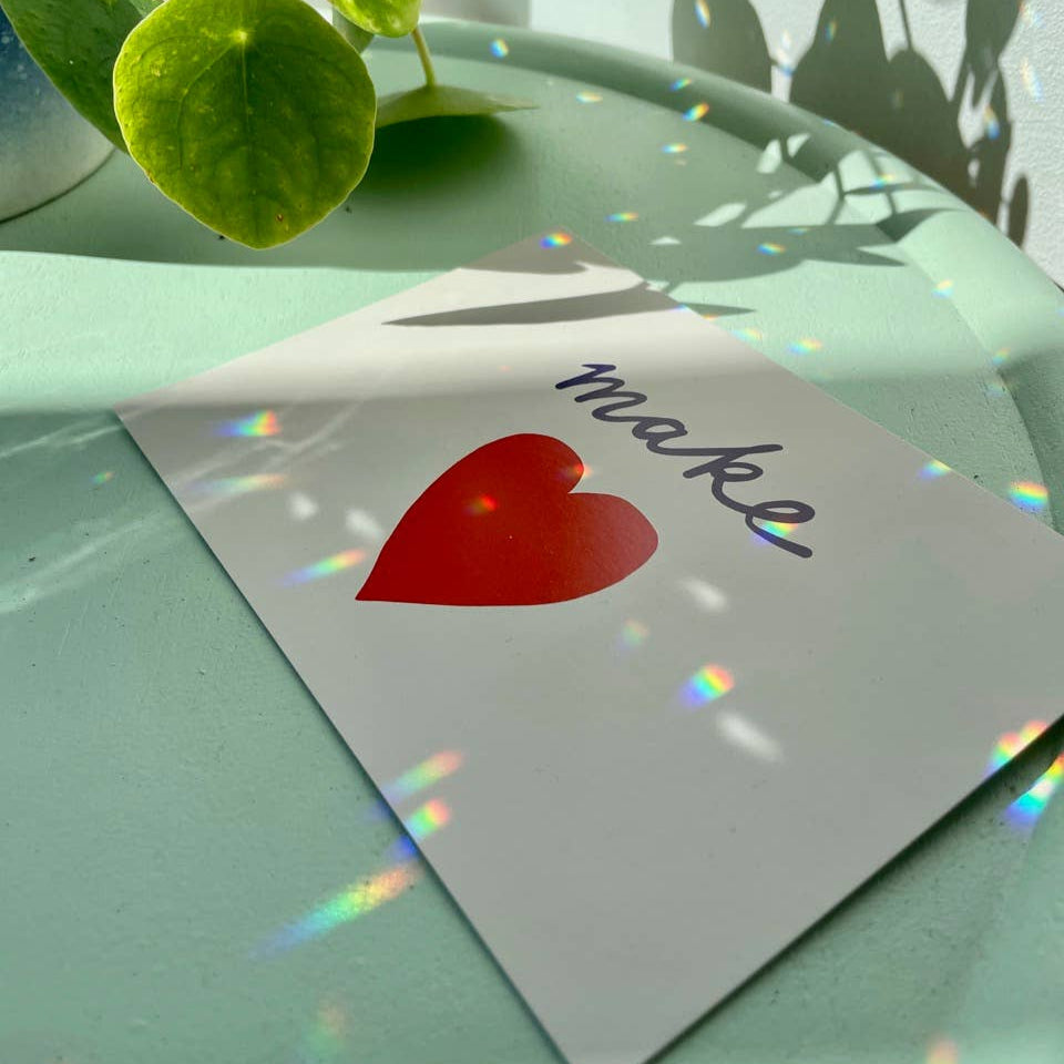 Suncatcher Mondphase aus Kristallglas und Messing, der Regenbogenlichter erzeugt.
