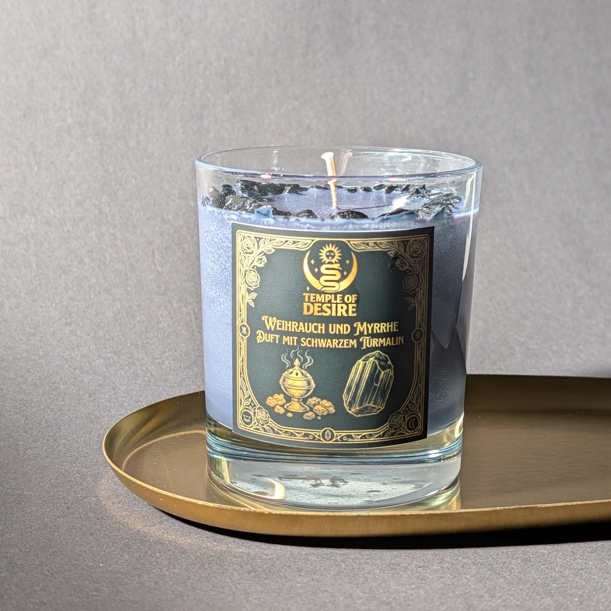Temple of Desire Duftkerze im Glas mit schwarzen Turmalin-Edelsteinen auf graublauem Wachs