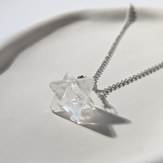 Transparenter Bergkristall Merkaba Anhänger (Stern-Tetraeder) an 60cm Kette, energetisch aufgeladen
