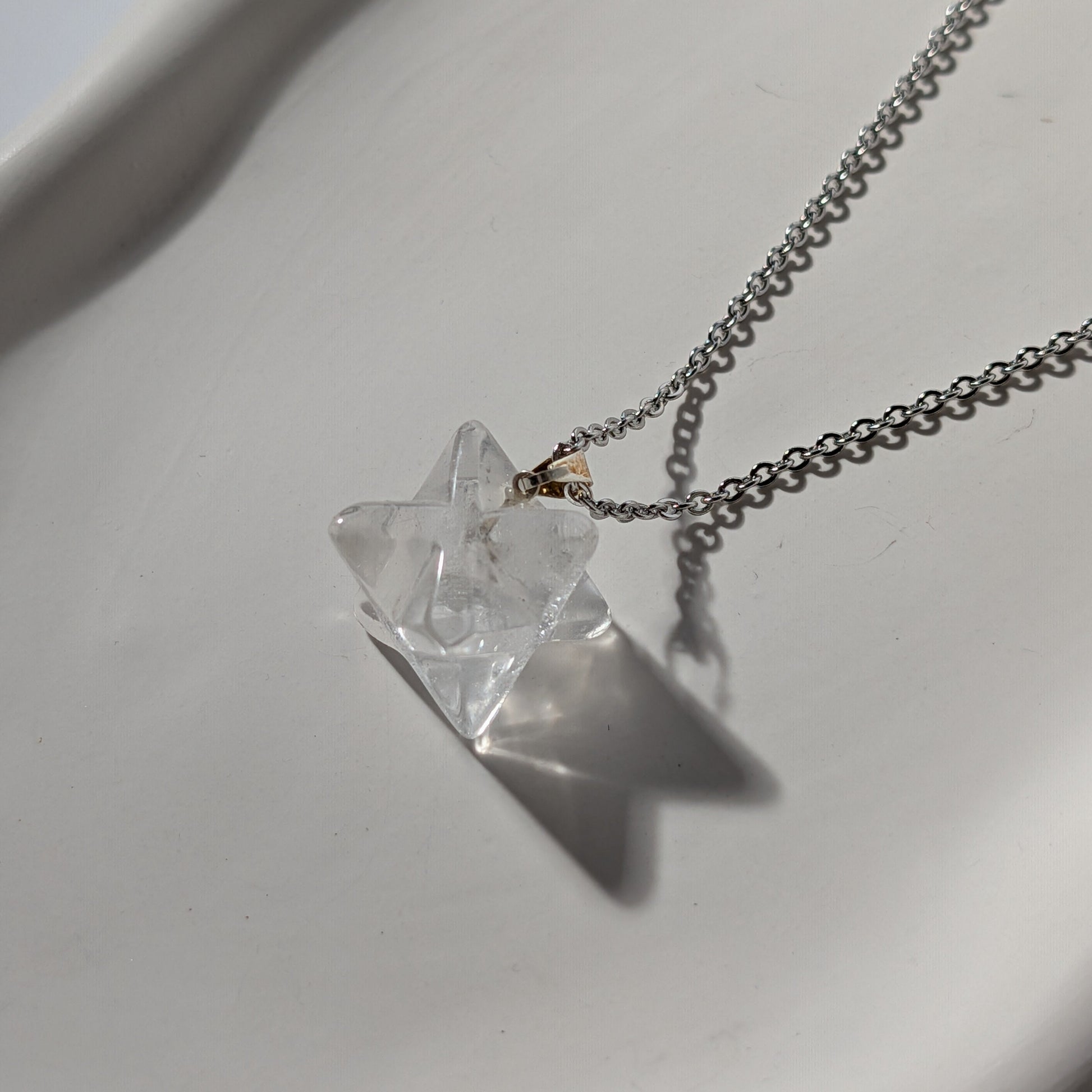 Transparenter Bergkristall Merkaba Anhänger (Stern-Tetraeder) an 60cm Kette, energetisch aufgeladen
