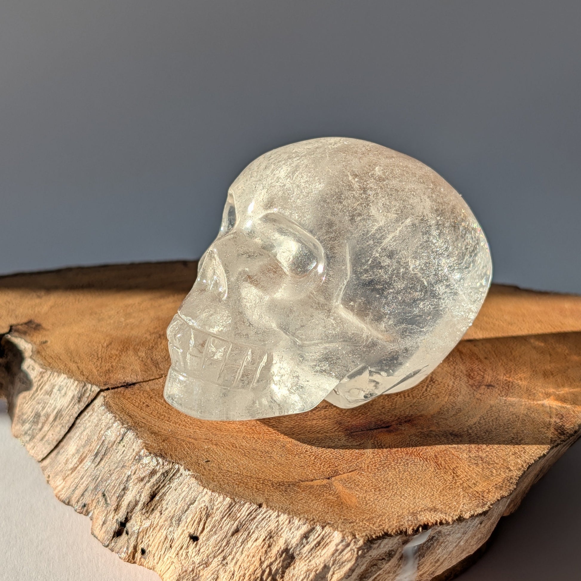 Transparenter Kristallschädel Chodar Bergkristall 249g mit Regenbogen