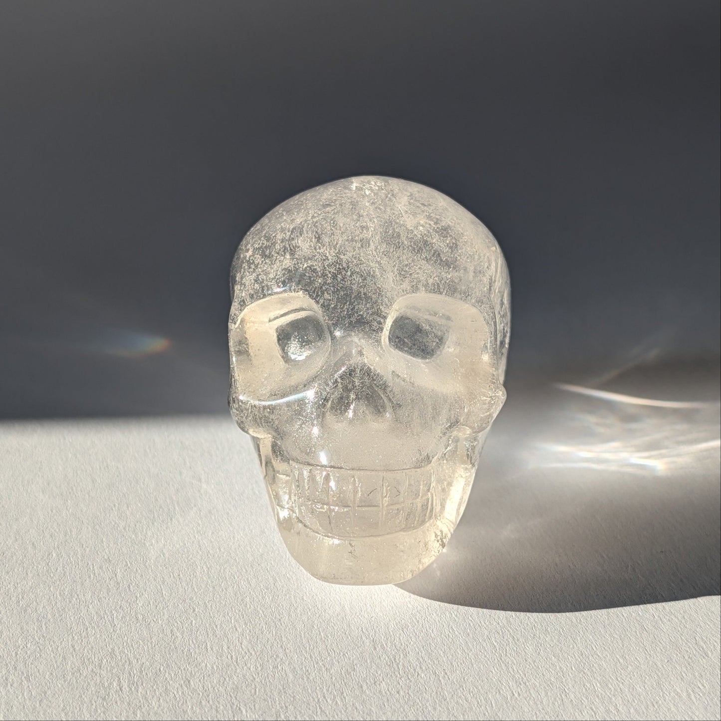 Transparenter Kristallschädel Chodar Bergkristall 249g mit Regenbogen