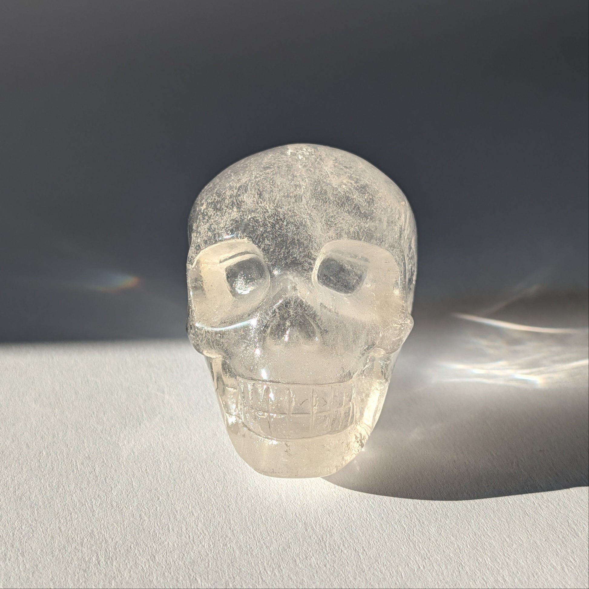 Transparenter Kristallschädel Chodar Bergkristall 249g mit Regenbogen