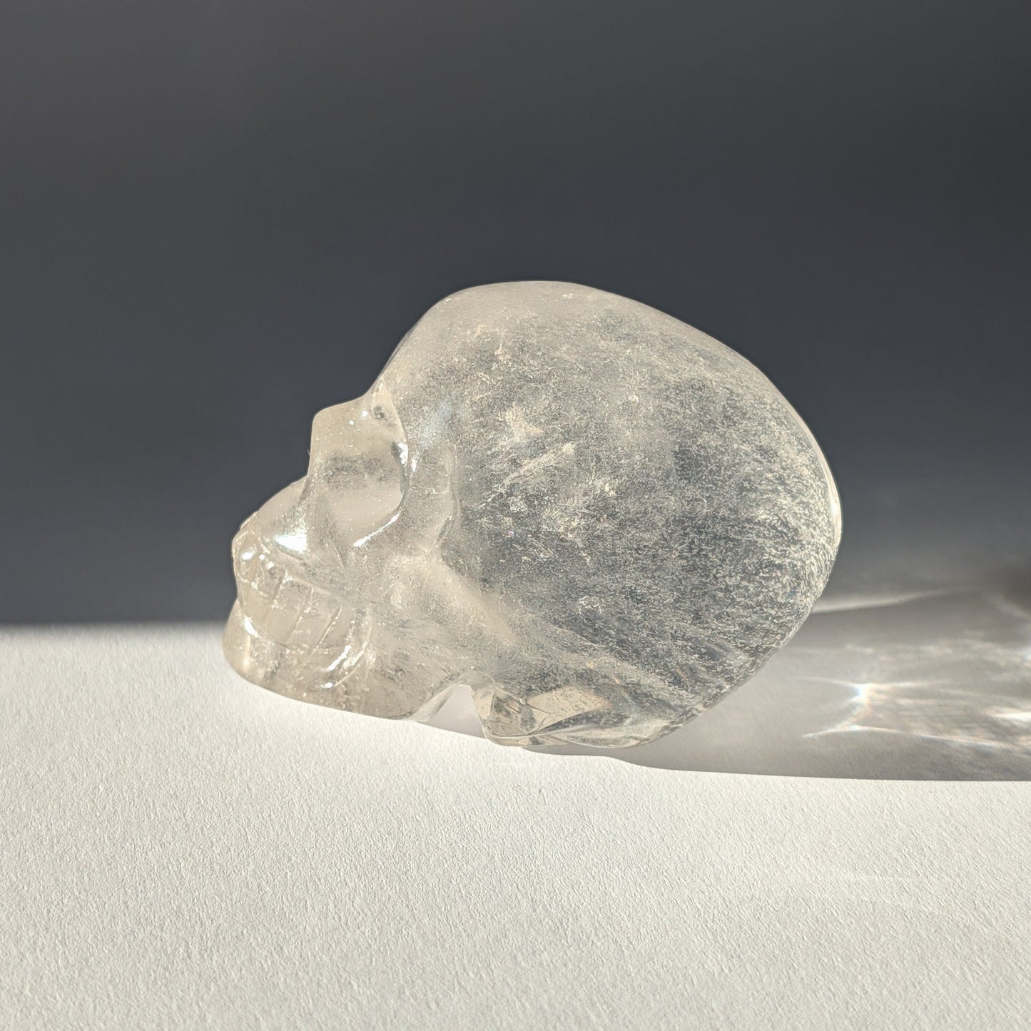 Transparenter Kristallschädel Chodar Bergkristall 249g mit Regenbogen