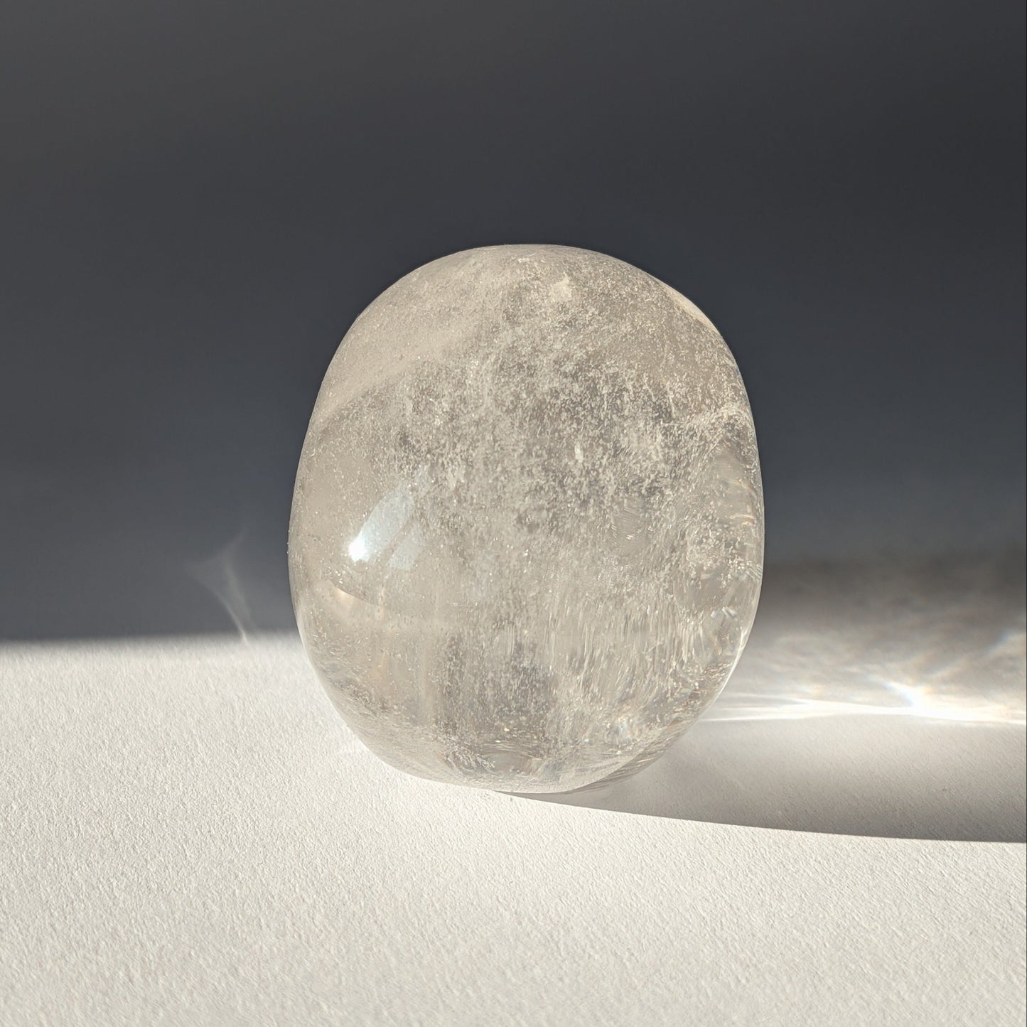 Transparenter Kristallschädel Chodar Bergkristall 249g mit Regenbogen