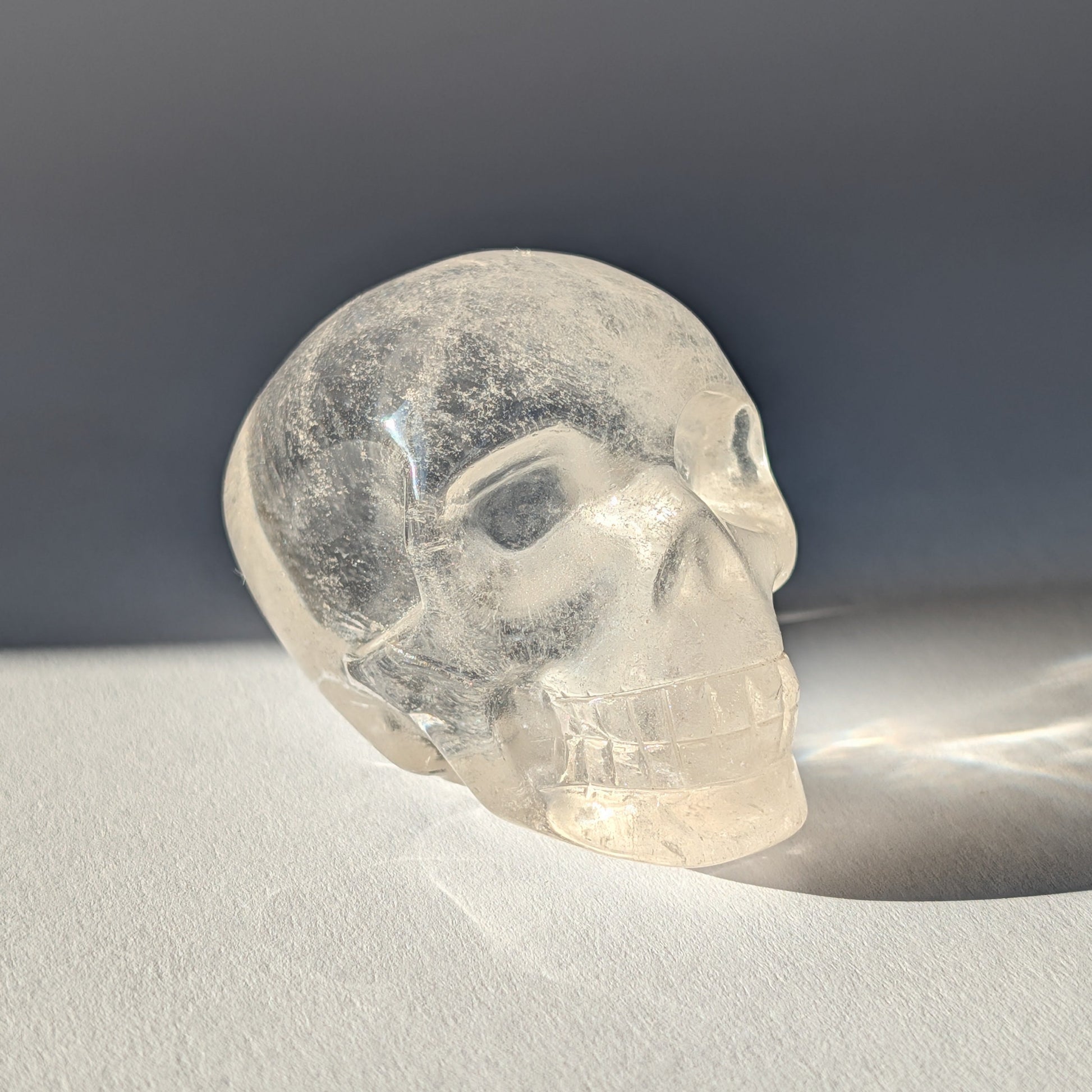 Transparenter Kristallschädel Chodar Bergkristall 249g mit Regenbogen