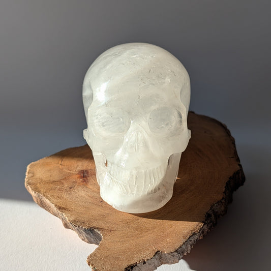 Transparenter großer Kristallschädel Flynn Bergkristall 645g