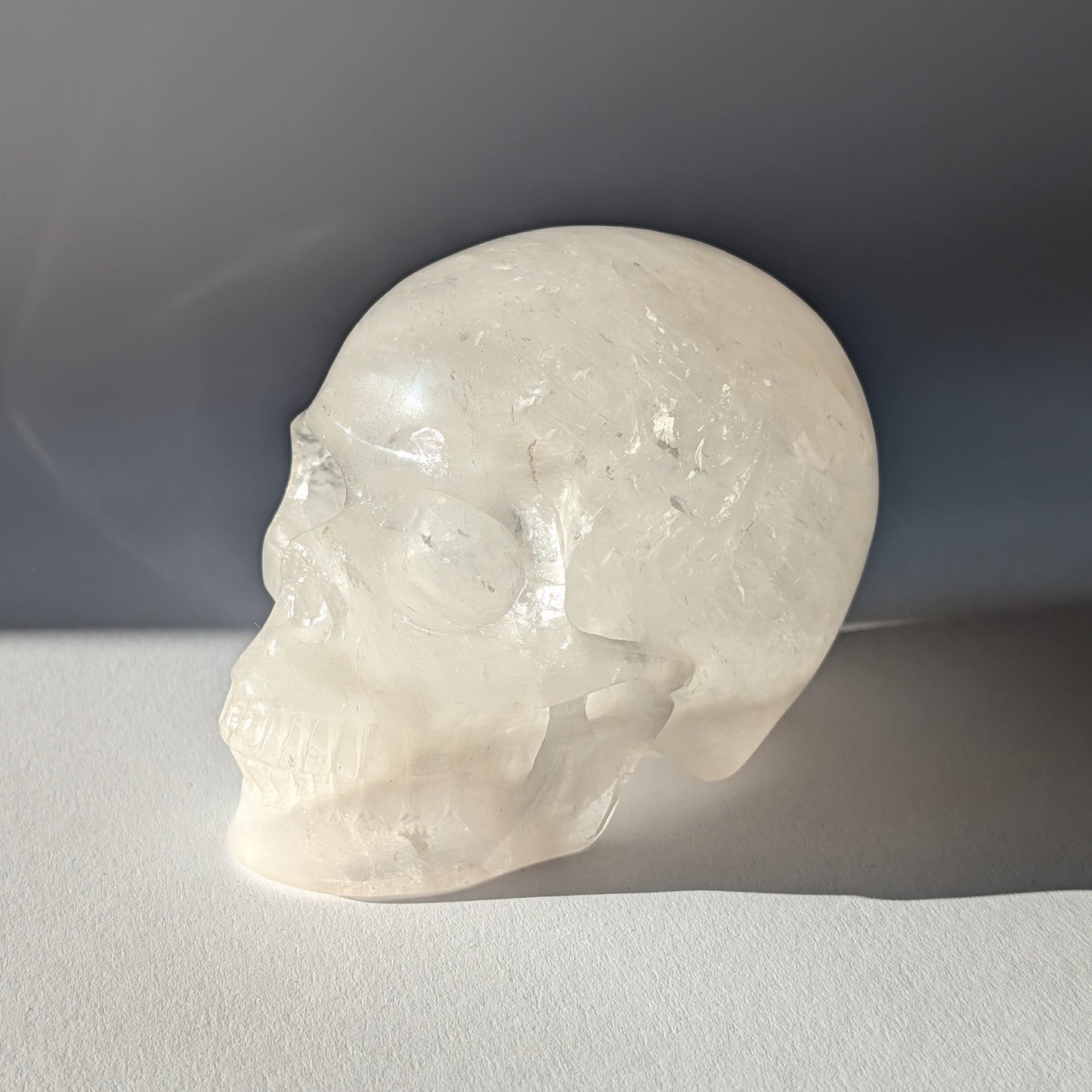 Transparenter großer Kristallschädel Flynn Bergkristall 645g