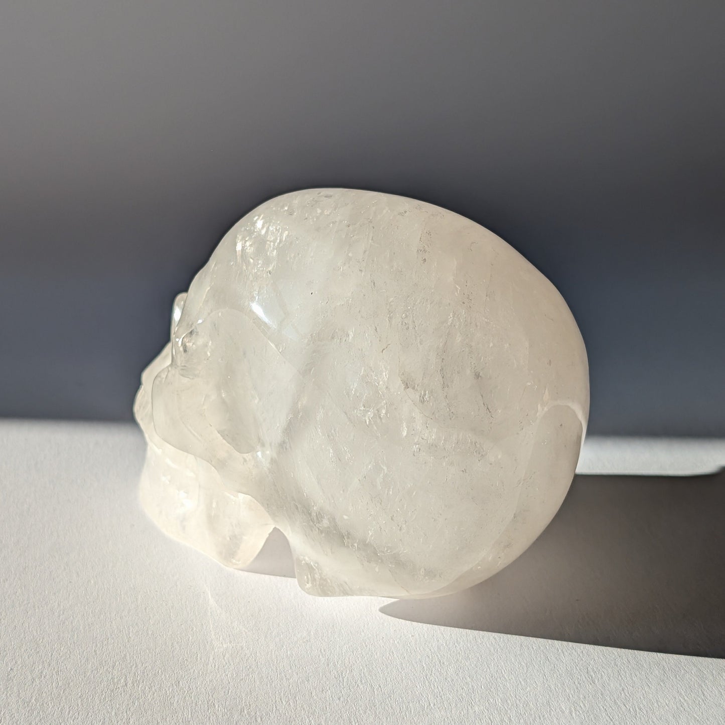 Transparenter großer Kristallschädel Flynn Bergkristall 645g