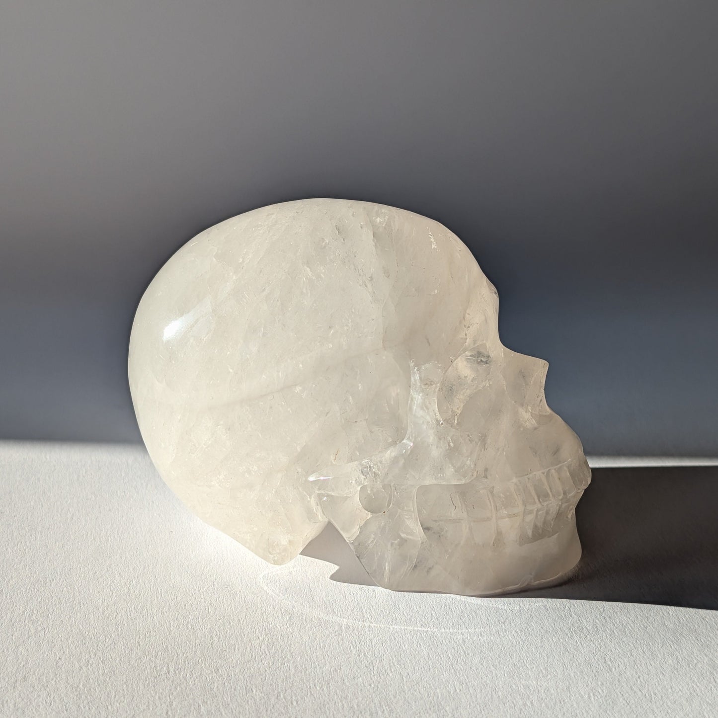 Transparenter großer Kristallschädel Flynn Bergkristall 645g