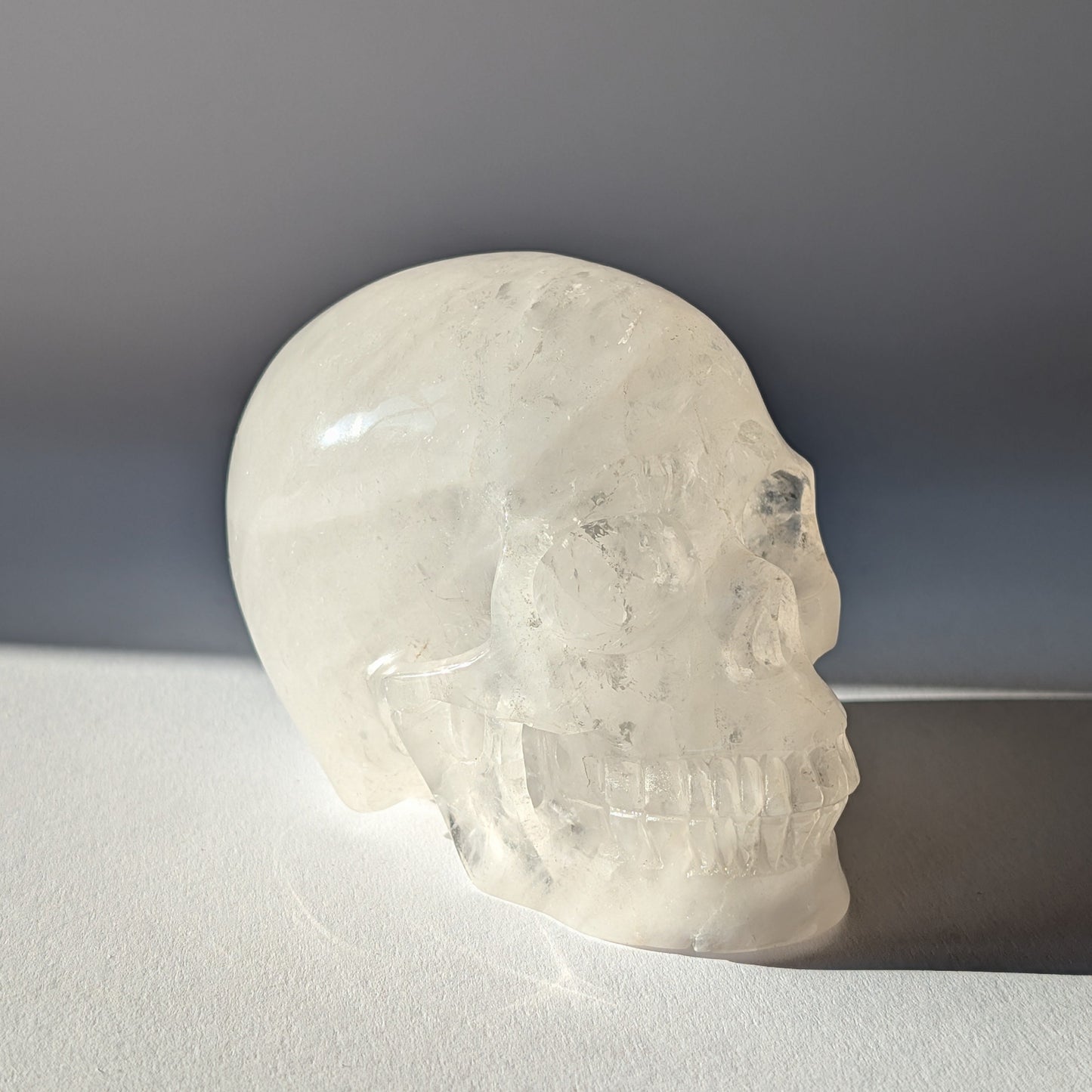 Transparenter großer Kristallschädel Flynn Bergkristall 645g