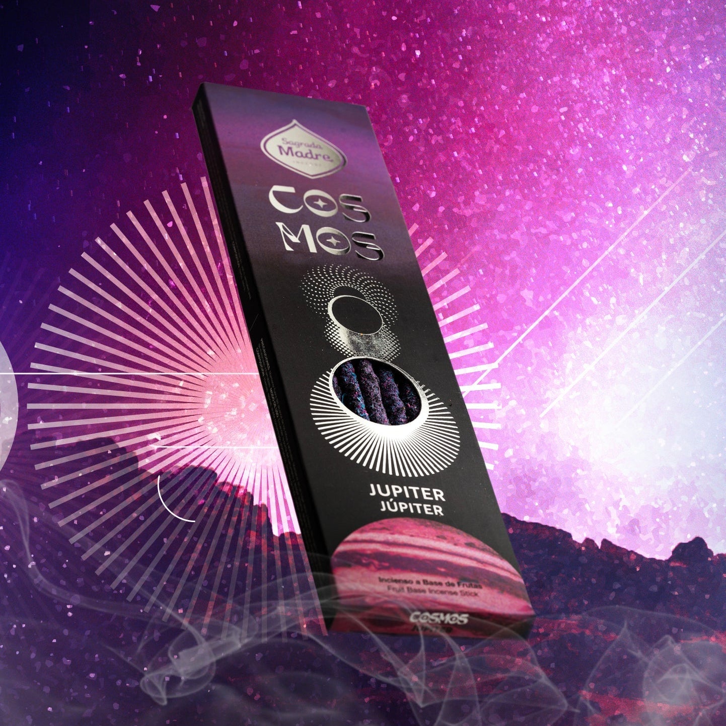 Verpackung der Sagrada Madre Cosmos Räucherstäbchen Jupiter vor einem kosmischen, lila-farbenen Hintergrund mit Planeten.