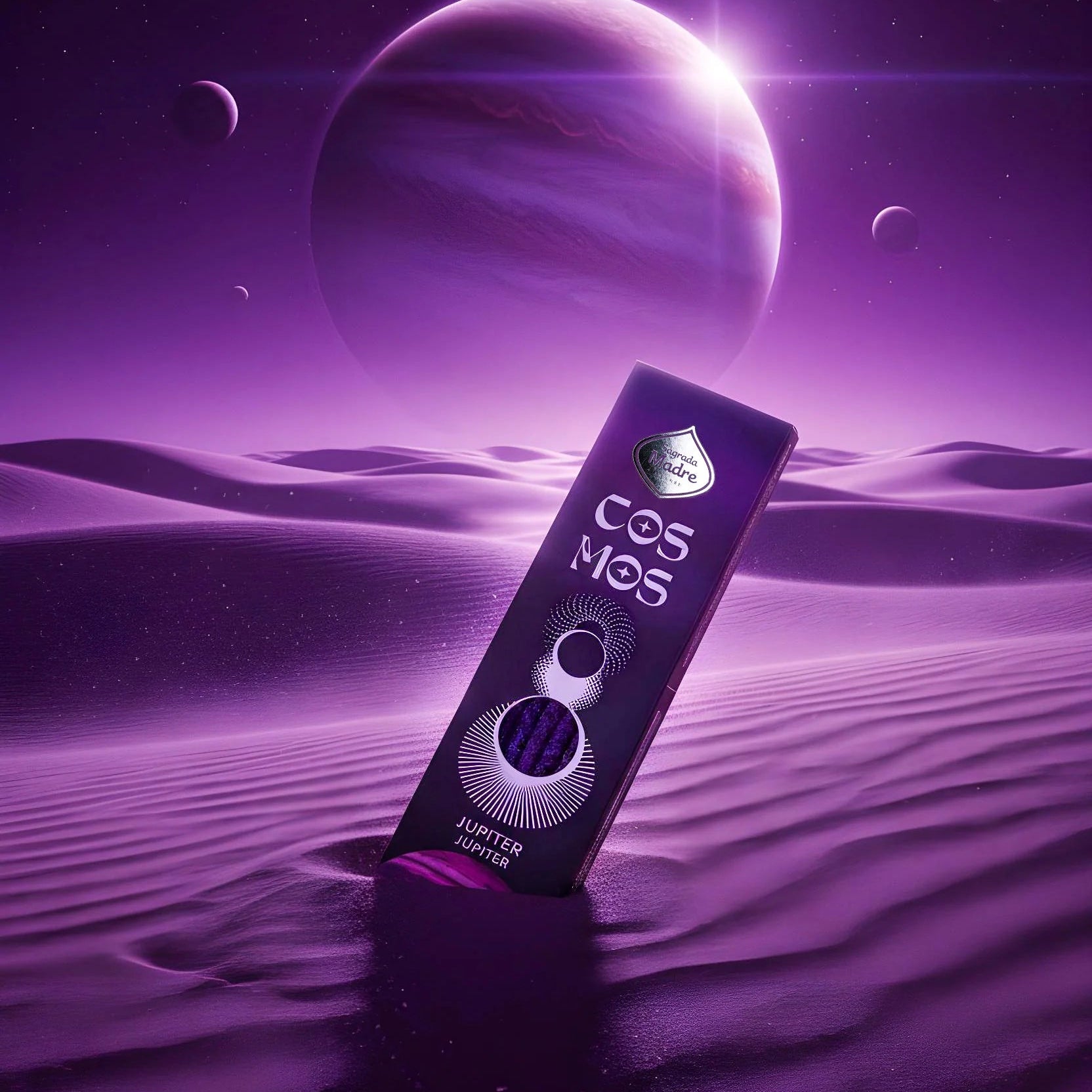 Verpackung der Sagrada Madre Cosmos Räucherstäbchen Jupiter vor einem kosmischen, lila-farbenen Hintergrund mit Planeten.