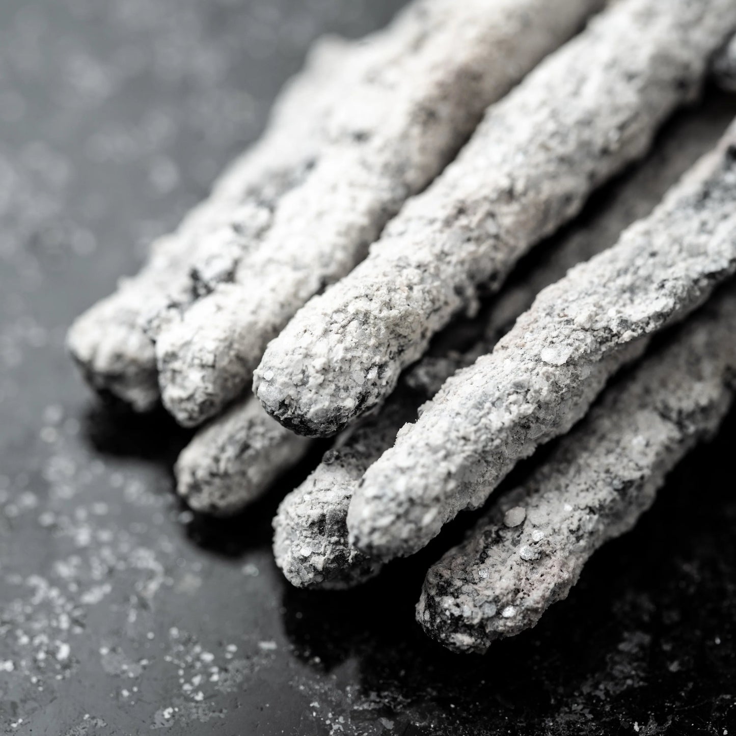 Verpackung der Sagrada Madre Cosmos Räucherstäbchen Mond vor einer leuchtenden Mondlandschaft.