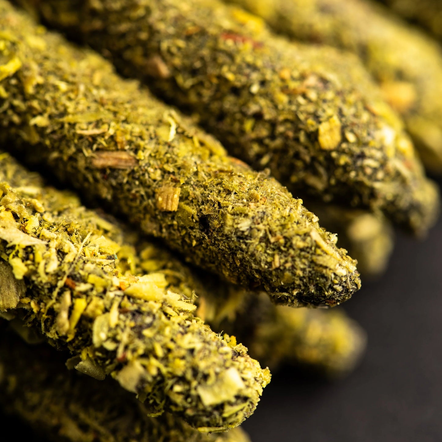 Verpackung der Sagrada Madre Cosmos Räucherstäbchen Sonne in einer leuchtenden, sonnendurchfluteten Wüstenlandschaft.