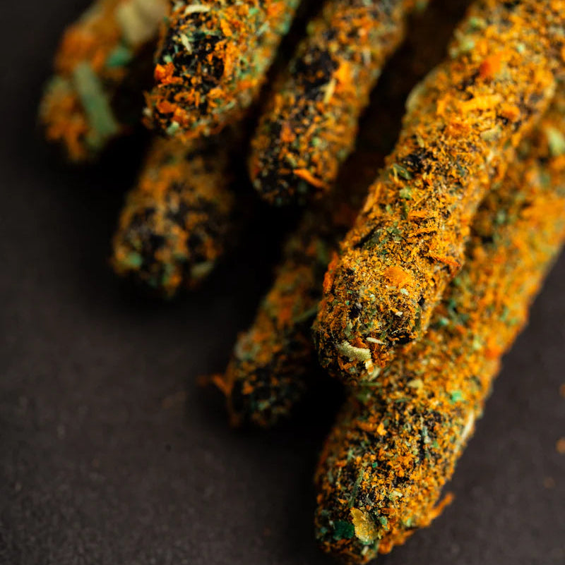 Verpackung der Sagrada Madre Cosmos Räucherstäbchen Venus vor einem kosmischen, orange-goldenen Hintergrund mit Planeten.