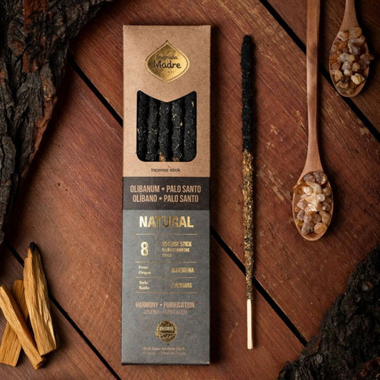 Verpackung der Sagrada Madre Natural Räucherstäbchen mit Olibanum (Weihrauch) und Palo Santo, umgeben von Palo Santo Holz und Weihrauchharz.