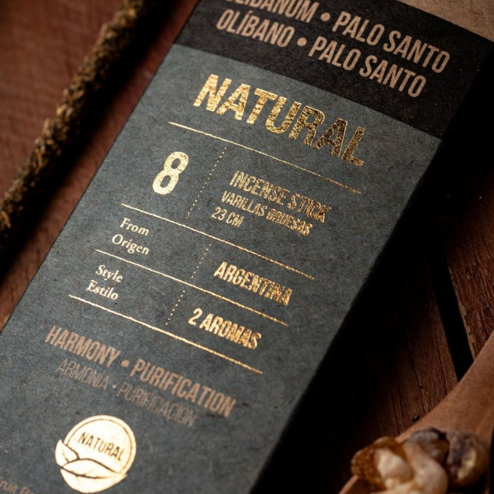 Verpackung der Sagrada Madre Natural Räucherstäbchen mit Olibanum (Weihrauch) und Palo Santo, umgeben von Palo Santo Holz und Weihrauchharz.