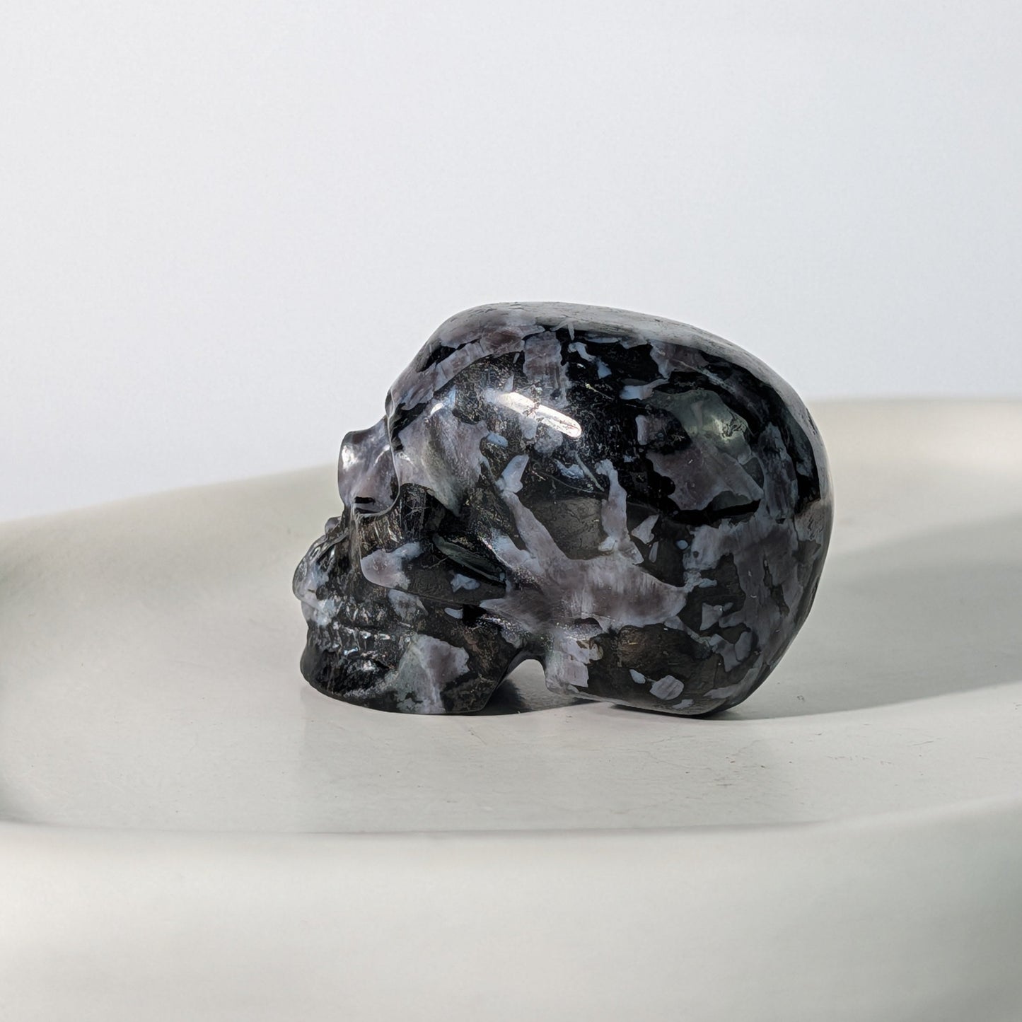 Weiß grauer Kristallschädel Glamrig Nephelin 101g