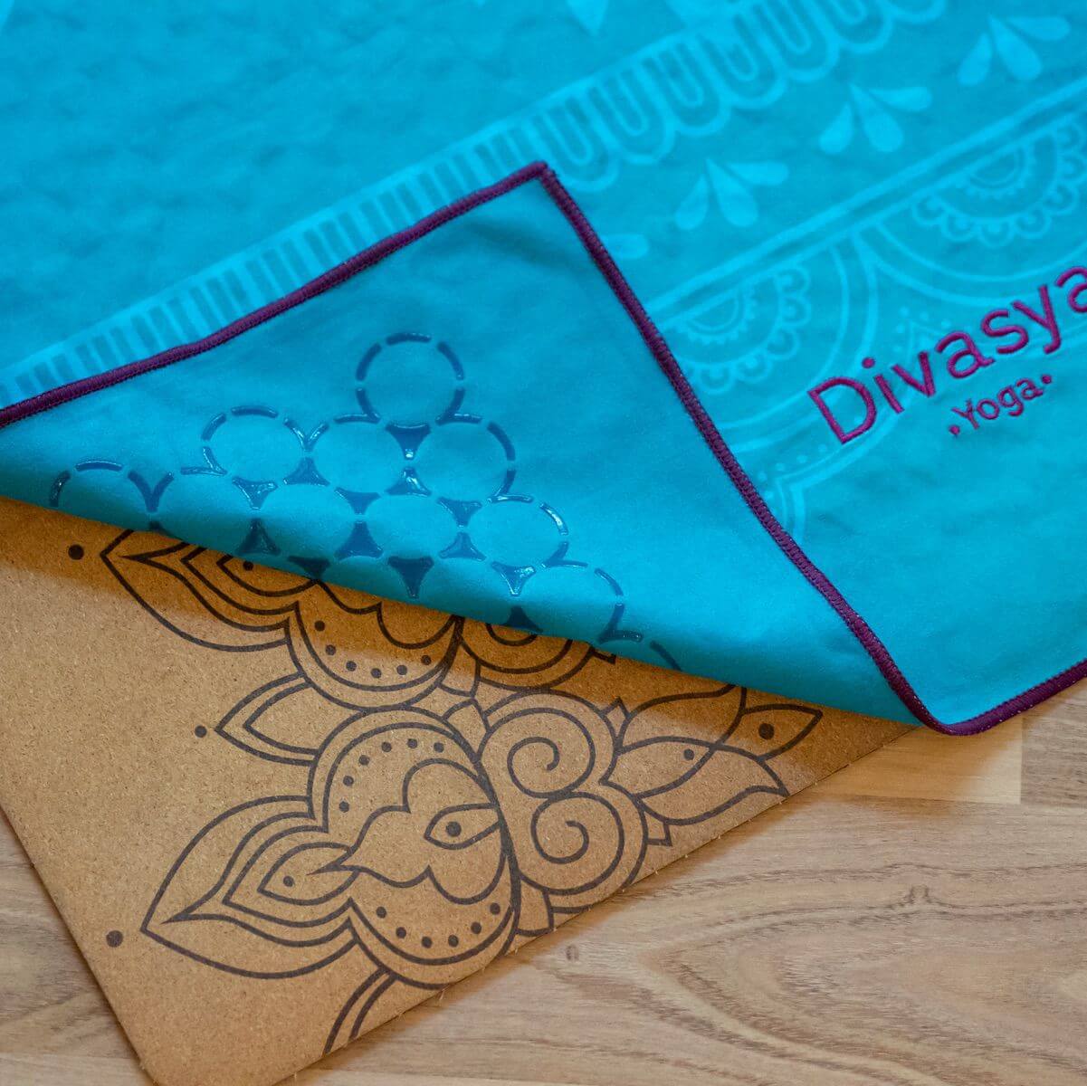 Yoga Handtuch rutschfest | Mikrofaser-Auflage mit Silikon-Waben & Gesichtstuch