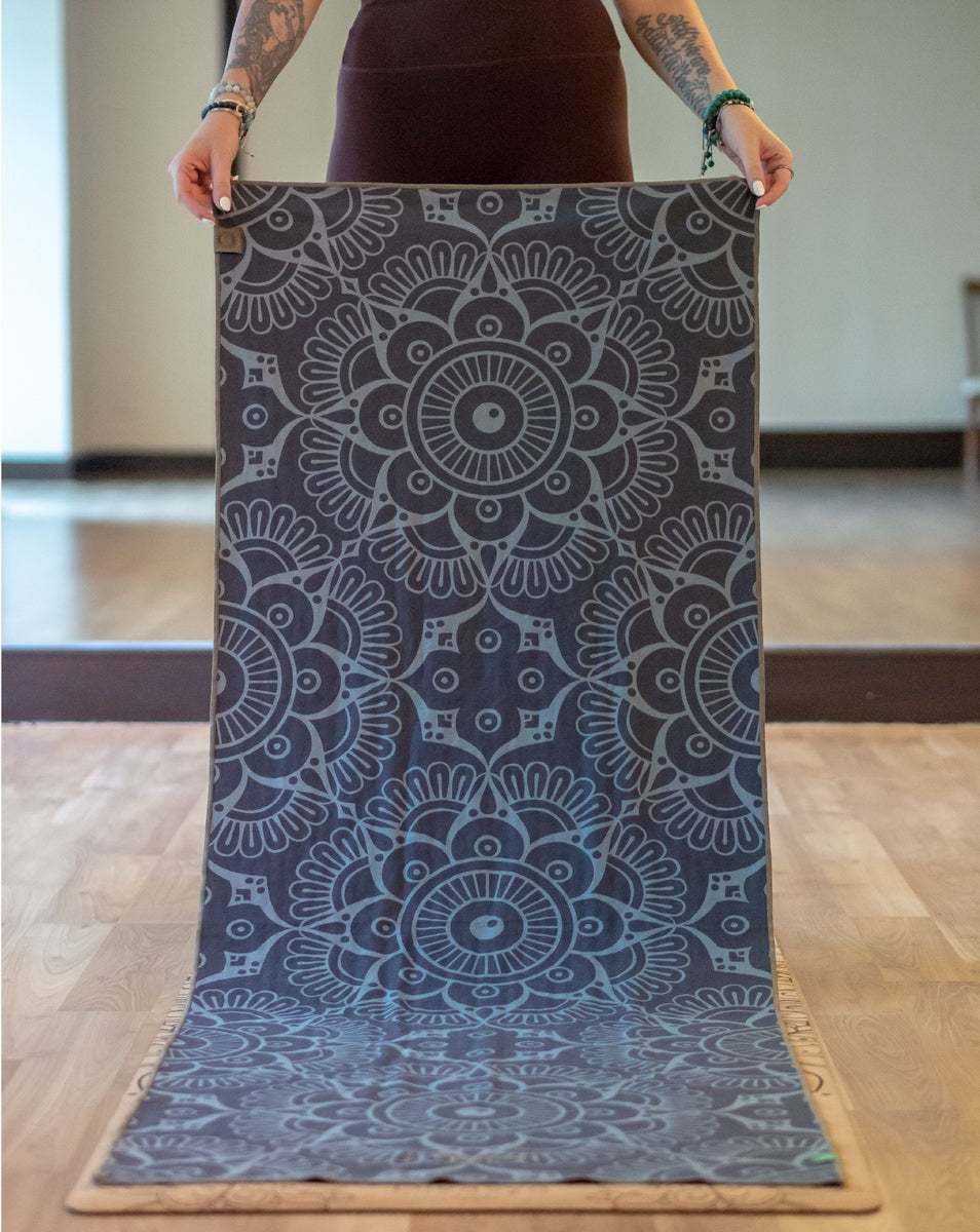 Yoga Handtuch rutschfest | Mikrofaser-Auflage mit Silikon-Waben & Gesichtstuch