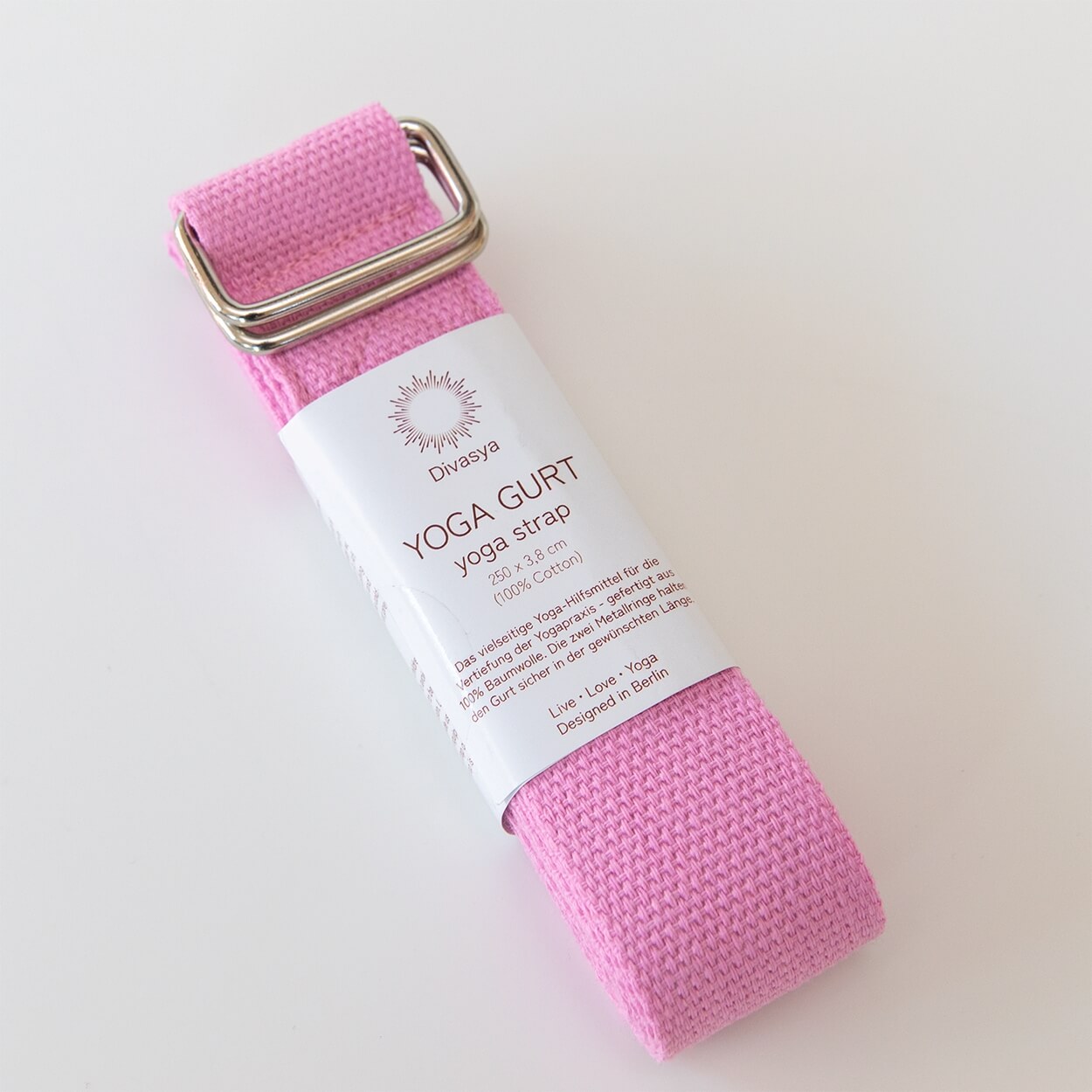 Yogagurt in Pink aufgerollt