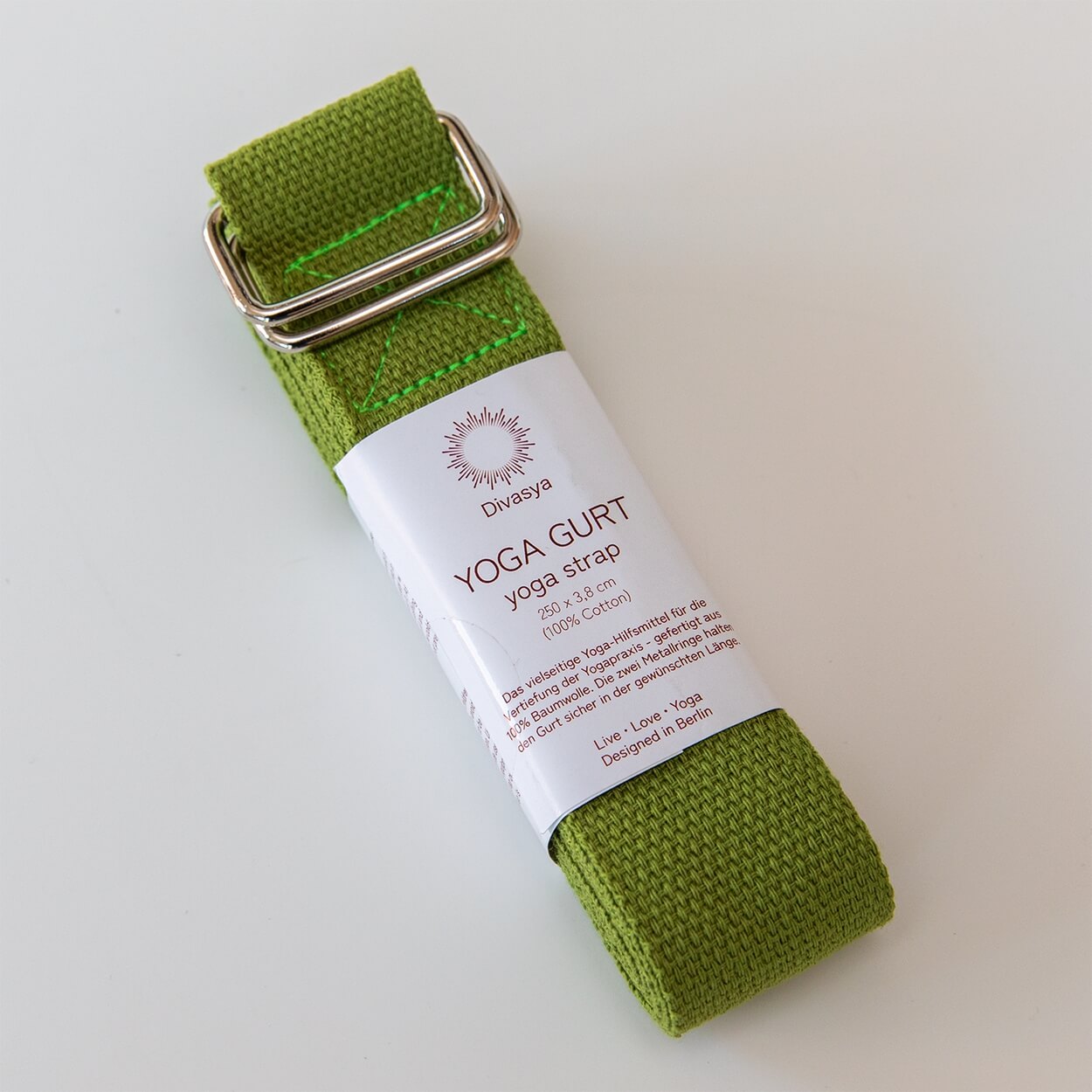 Yogagurt in Grün aufgerollt