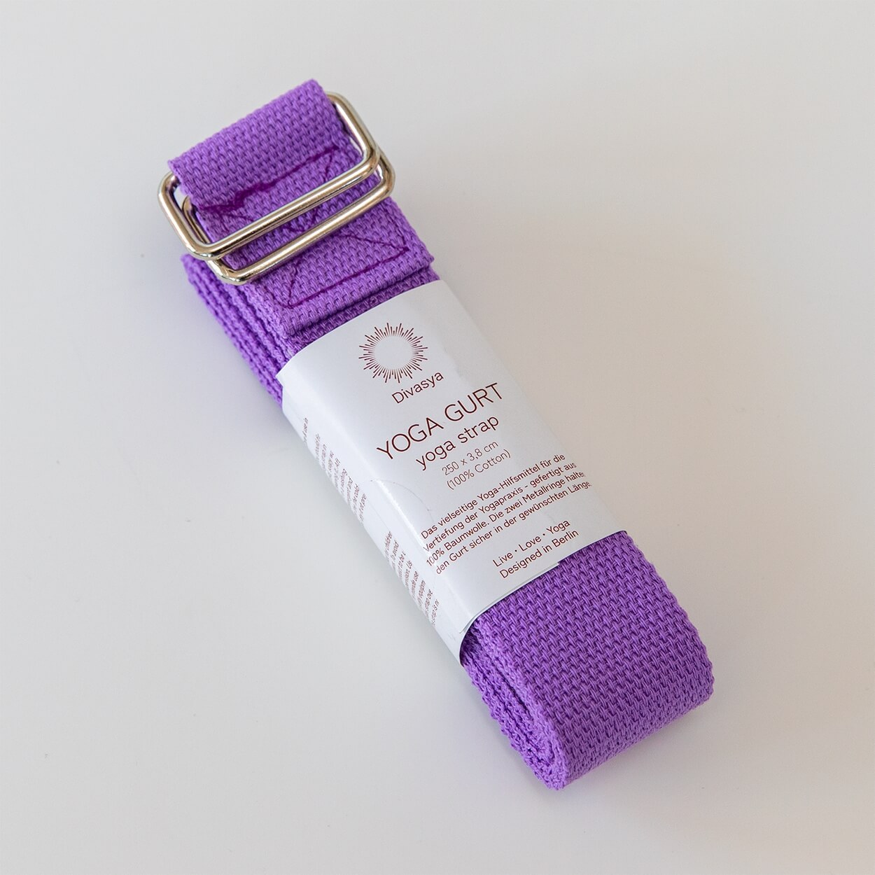 Yogagurt in Lila aufgerollt