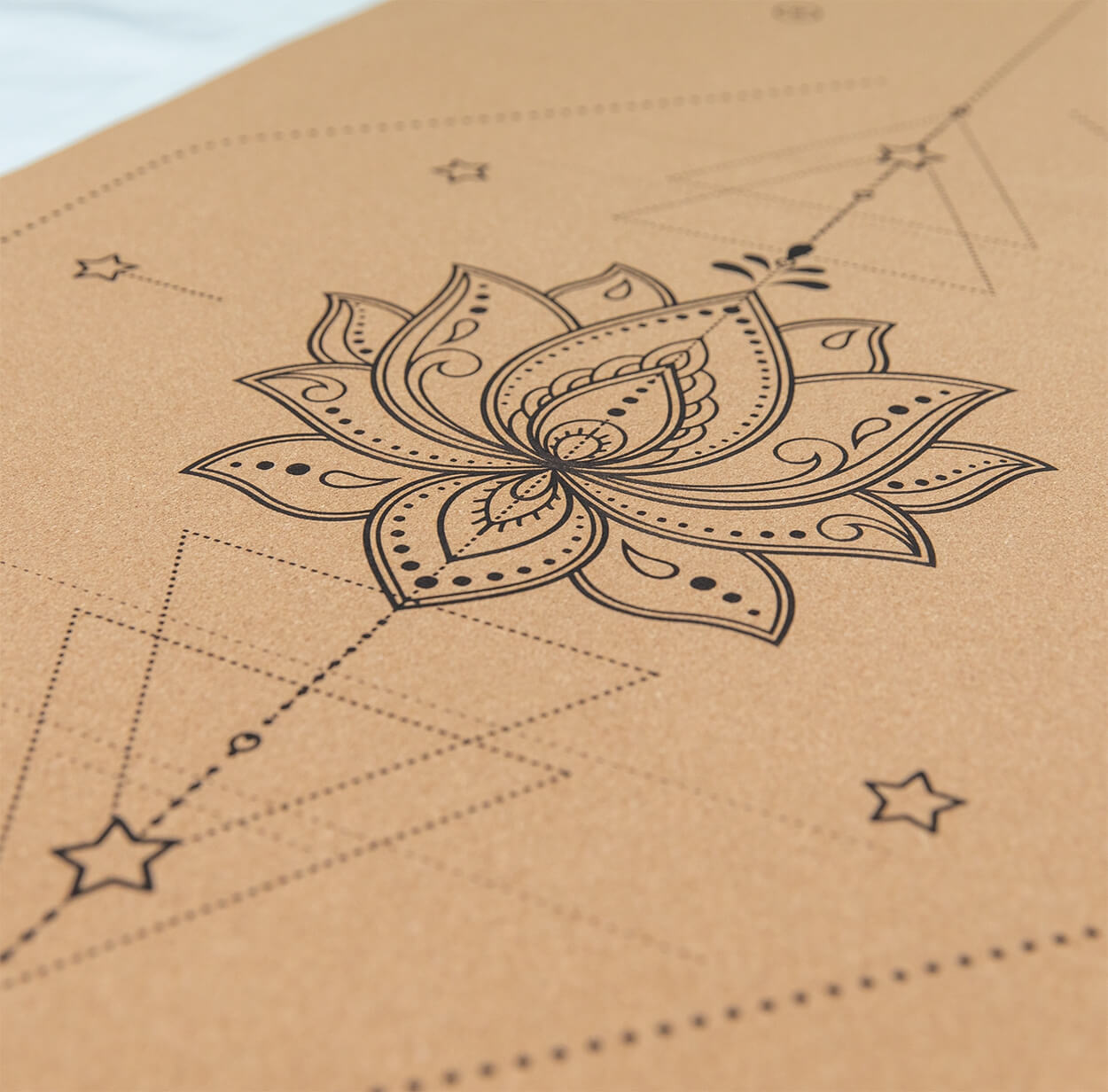 Detailaufnahme des Lotus-Alignment-Designs auf Kork