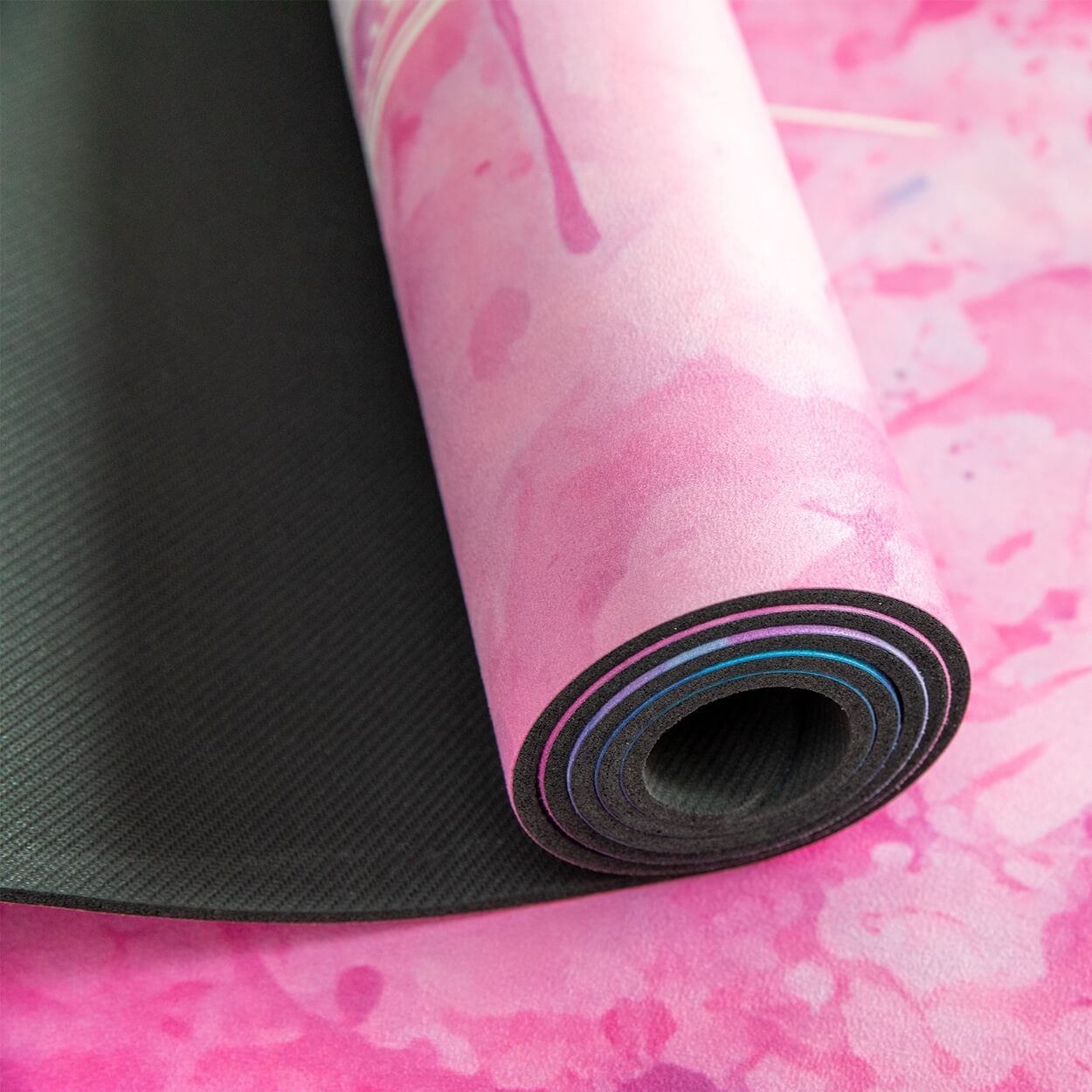 Mikrofaser-Oberfläche der Yogamatte mit Mandala-Design im Detail