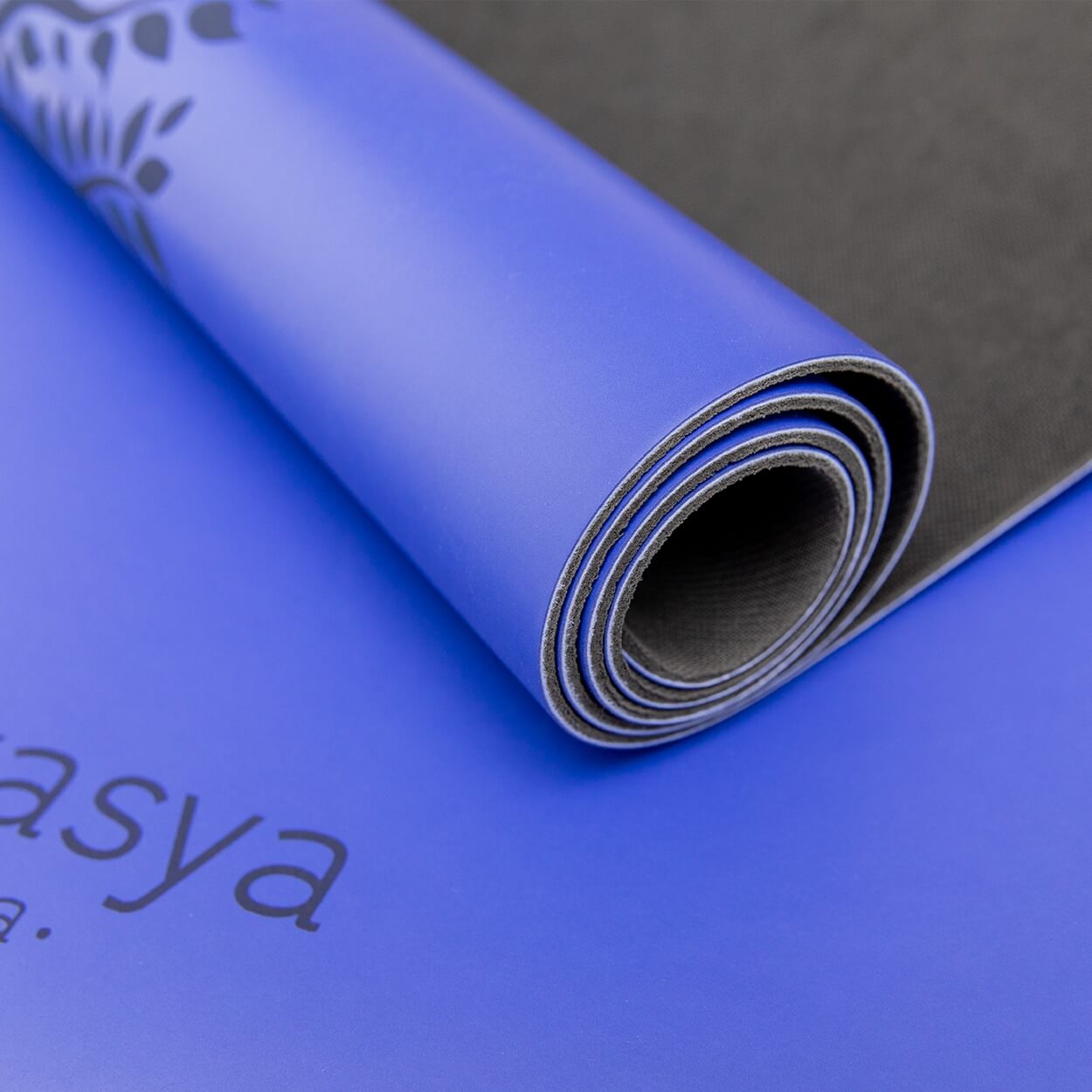 Yogamatte rutschfest in Blau mit Lebensbaum-Motiv im Detail