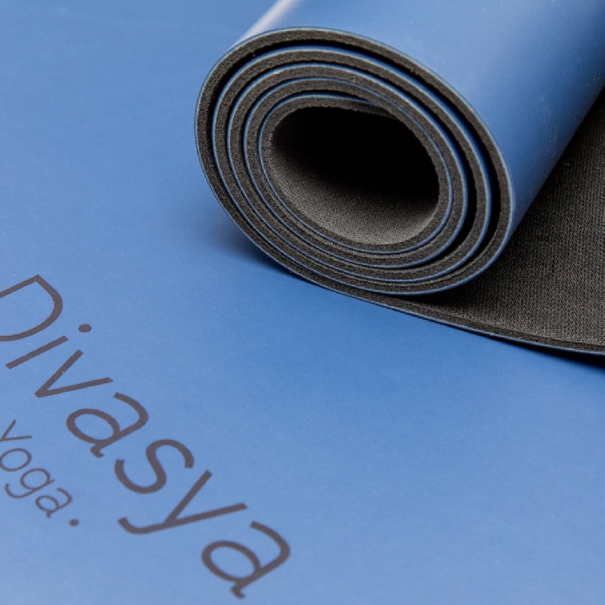 Rutschfeste Yogamatte aus Naturkautschuk ausgerollt