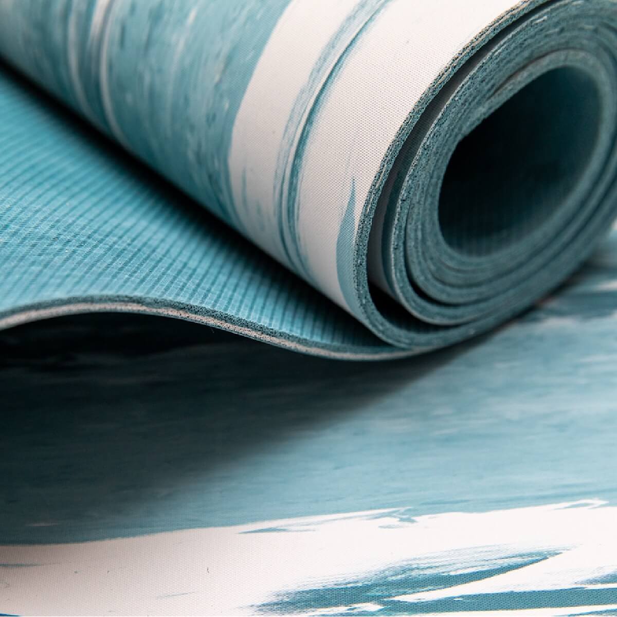 Marmorierte Oberfläche der Naturkautschuk-Yogamatte im Detail