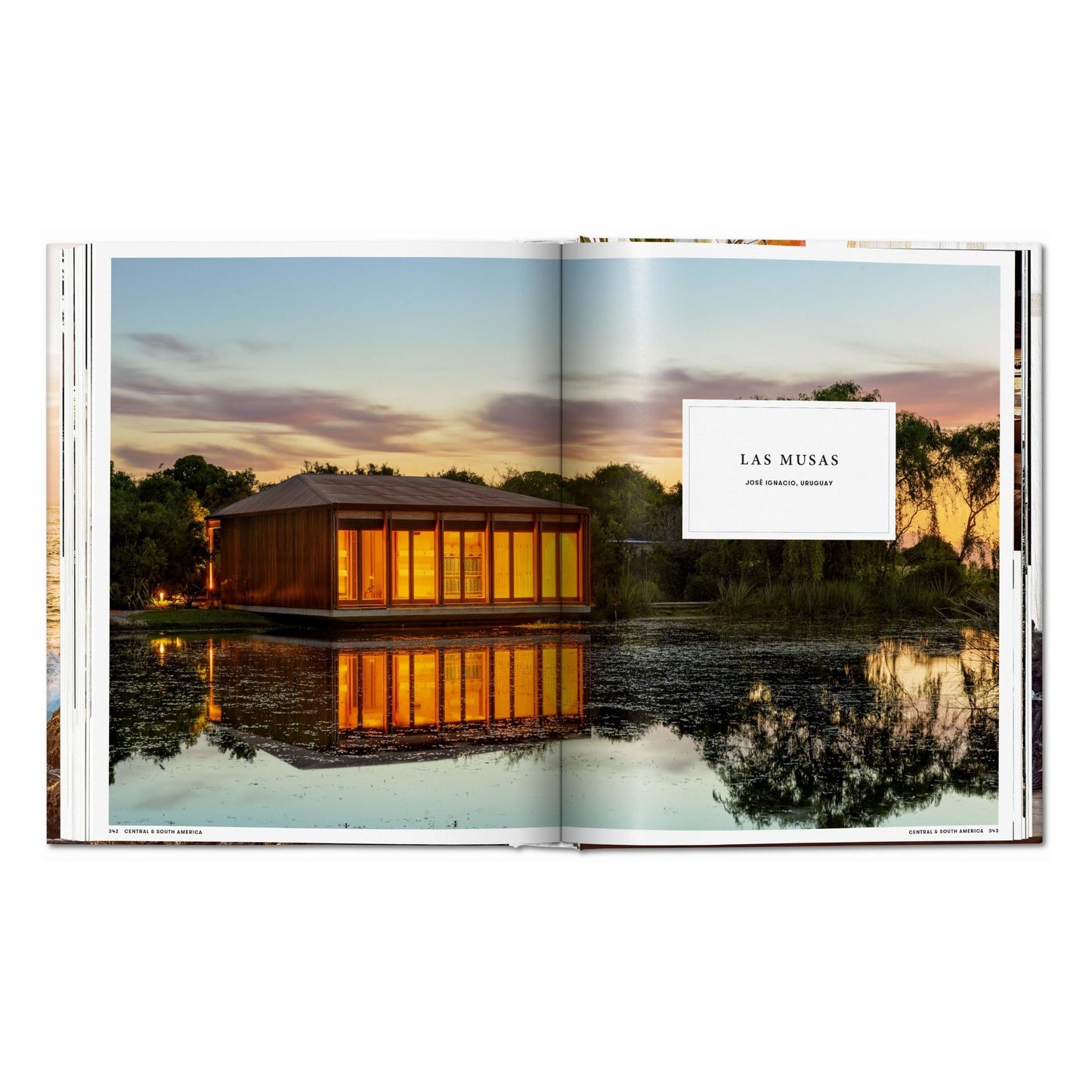 Great Escapes Yoga – Detailaufnahme einer Buchseite mit Landschaftsfoto