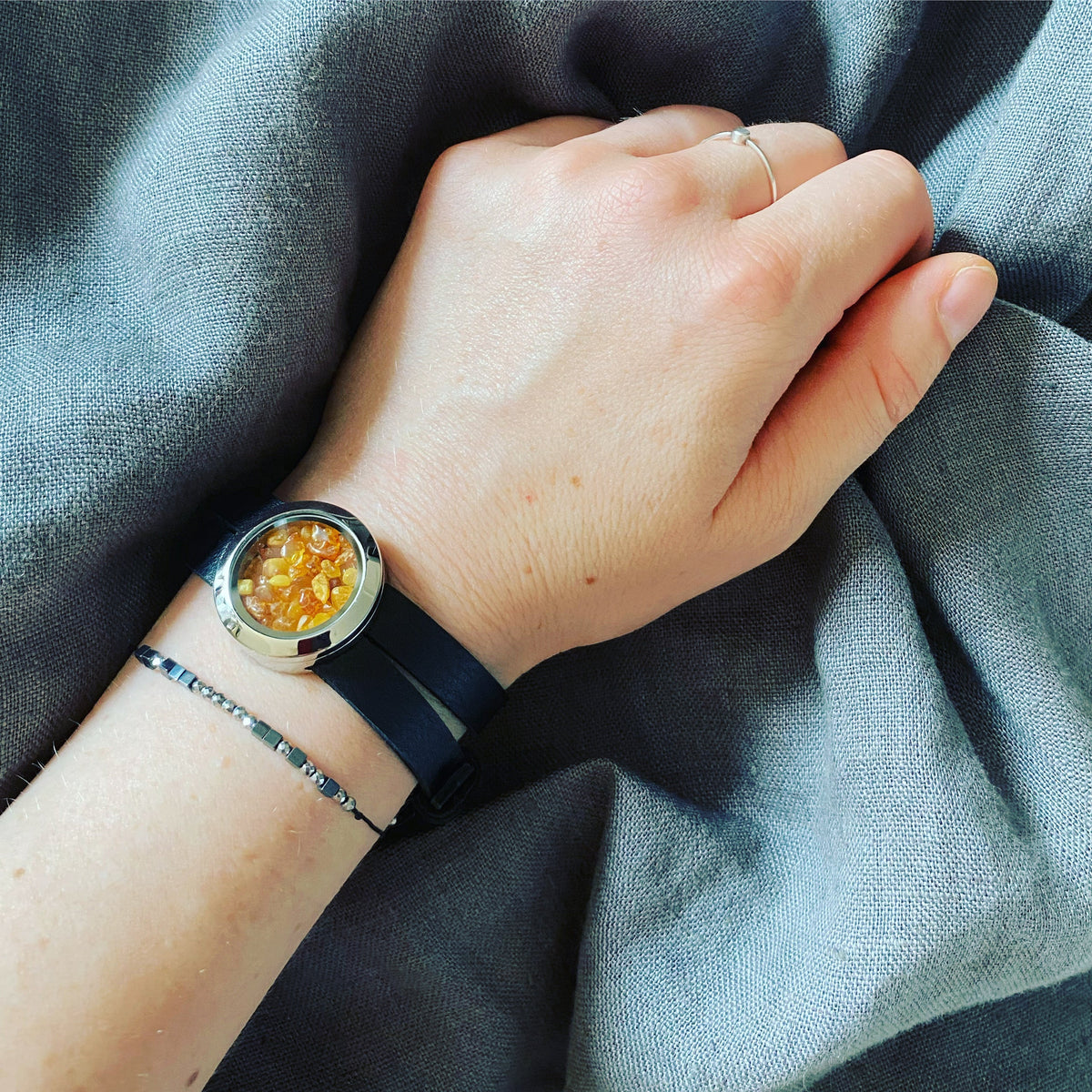 Wickelarmband aus Leder mit Bernstein, weitere Ansicht