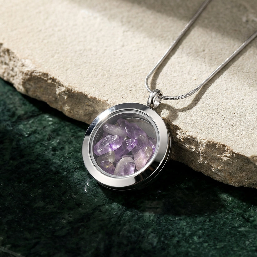 Halskette mit Amethyst-Steinen unter Glas