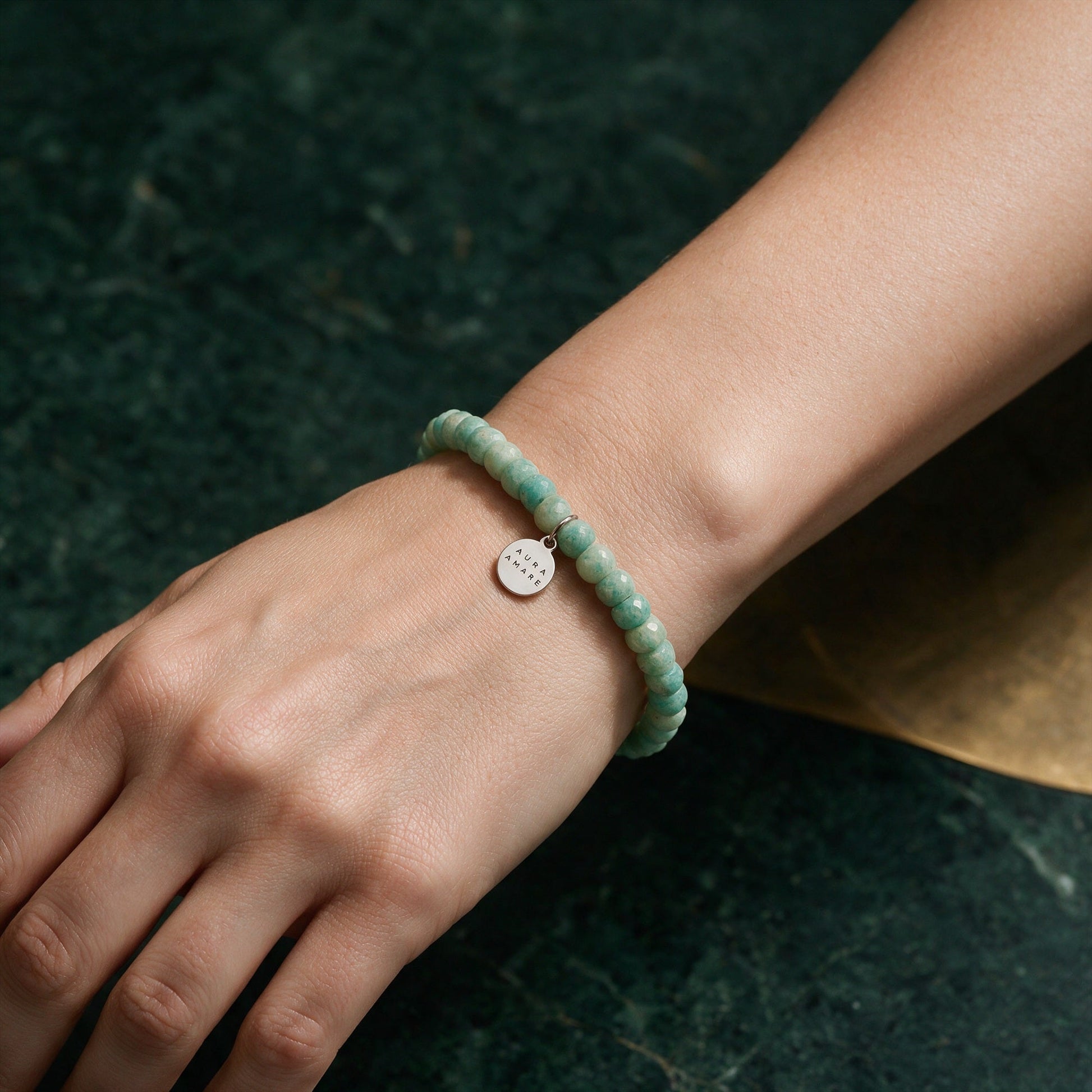 Amazonit Armband in Silber am Handgelenk in einer eleganten Anwendungsszene
