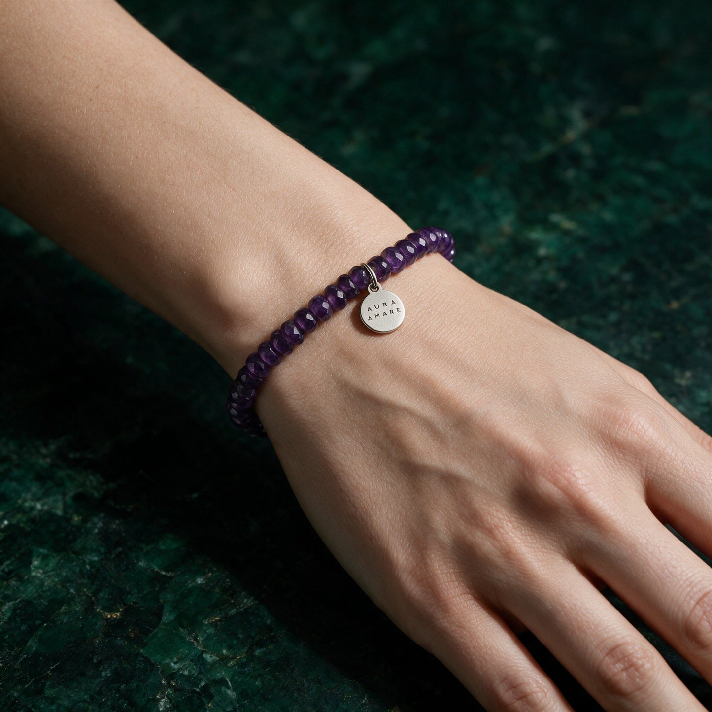 Amethyst Armband in Silber am Handgelenk in einer eleganten Anwendungsszene