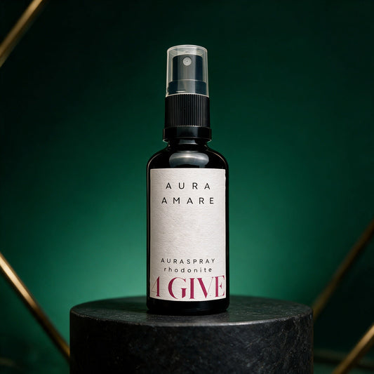 Auraspray 4GIVE als 50-ml-Flasche in mystischer dunkelgrüner Produktinszenierung