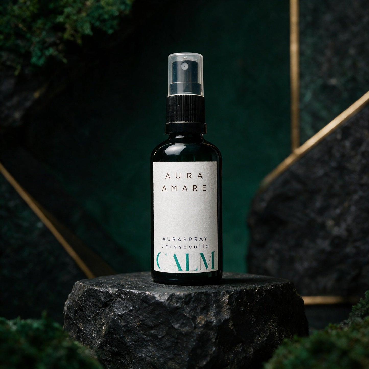 Auraspray CALM als 50-ml-Flasche in mystischer dunkelgrüner Produktinszenierung