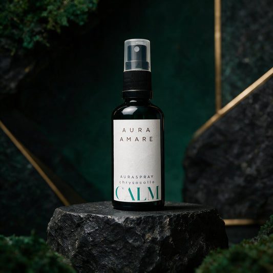 Auraspray CALM als 50-ml-Flasche in mystischer dunkelgrüner Produktinszenierung