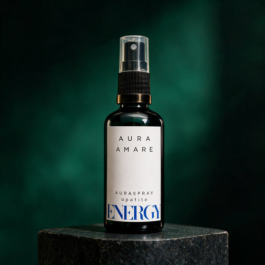 Auraspray ENERGY als 50-ml-Flasche in mystischer dunkelgrüner Produktinszenierung