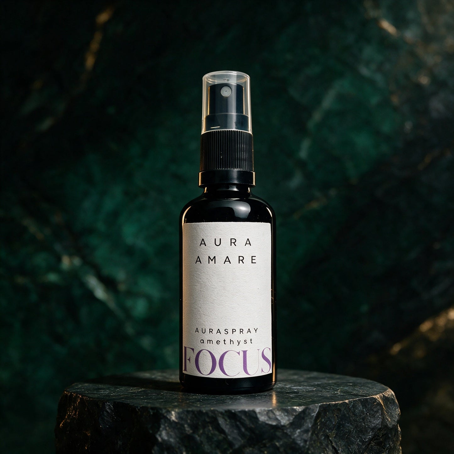 Auraspray FOCUS als 50-ml-Flasche in mystischer dunkelgrüner Produktinszenierung