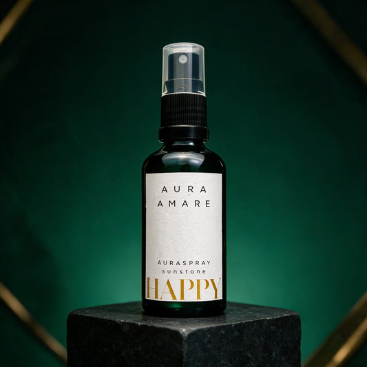 Auraspray HAPPY als 50-ml-Flasche in mystischer dunkelgrüner Produktinszenierung