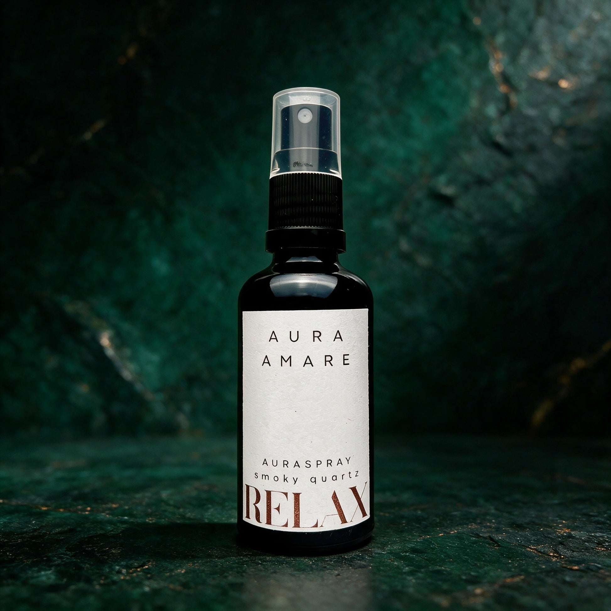 Auraspray RELAX als 50-ml-Flasche in mystischer dunkelgrüner Produktinszenierung