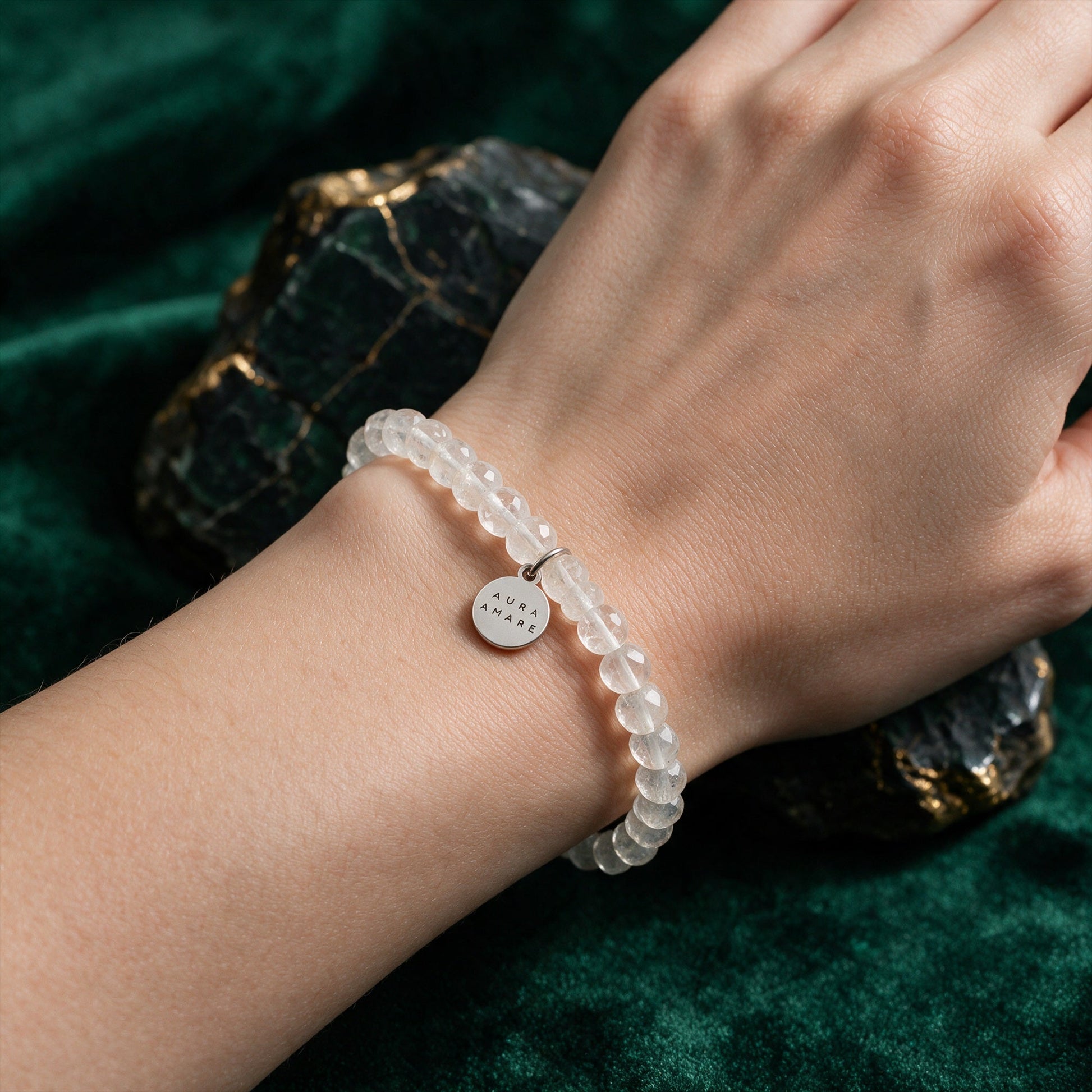 Bergkristall Armband in Silber am Handgelenk in einer eleganten Anwendungsszene
