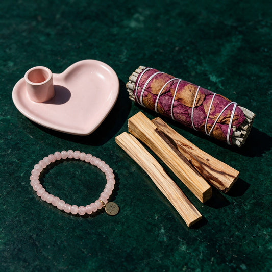 Vollständiges Geschenk-Set LOVE mit allen enthaltenen Ritualbestandteilen vor tiefem Smaragdgrün