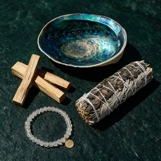 Vollständiges Geschenk-Set OMMM mit allen enthaltenen Ritualbestandteilen vor tiefem Smaragdgrün